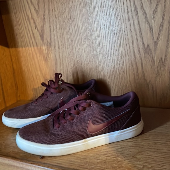Burgundy nike shoes - Picture 3 of 3